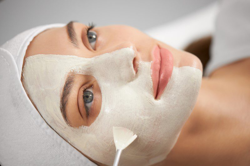 Głęboki peeling chemiczny: Transformacja skóry w walce ze starzeniem
