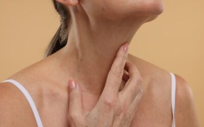 Tarczyca a problemy dermatologiczne. Jak choroby tego gruczołu wpływają na skórę, włosy i paznokcie?