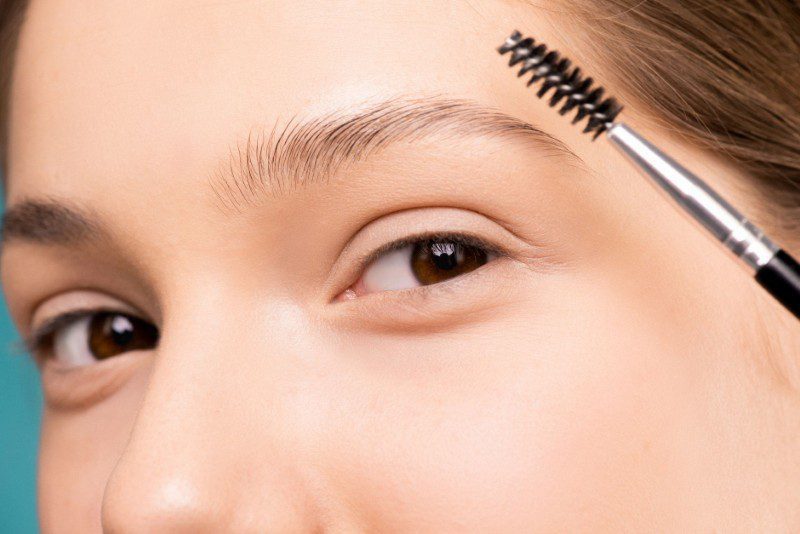 Kompendium laminacji brwi – od fizjologii włosa po zaawansowaną pielęgnację domową