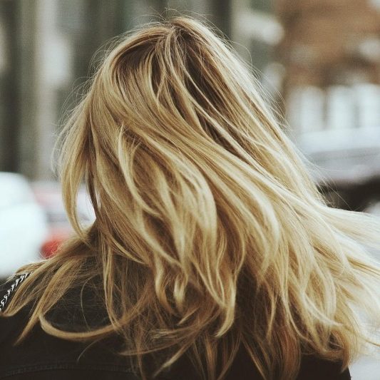 modny kolor blond