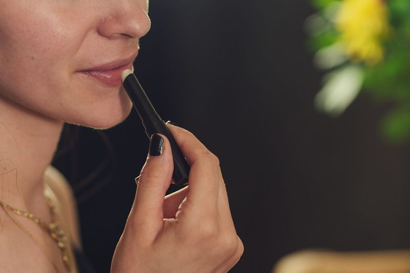 Różane serum i balsamy do ust – naturalny ratunek na spierzchnięte i suche wargi